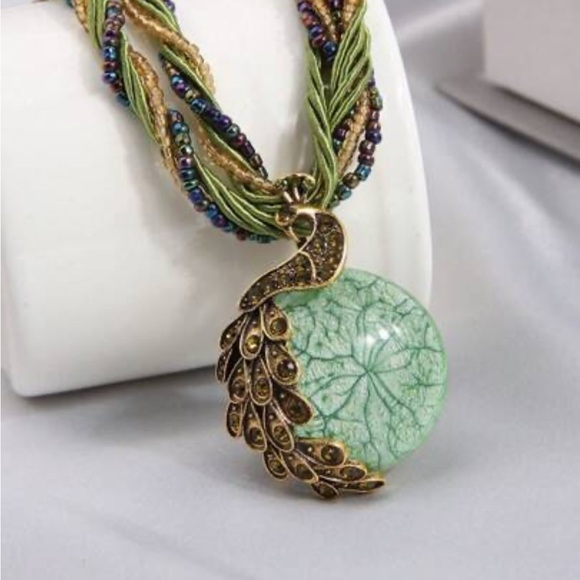 Vintage women bird element Green Pendant Necklace - Picture 1 of 5